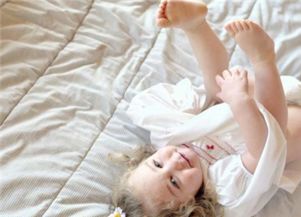 如何防止寶寶翻下床 一份全面的母嬰安全護理指南